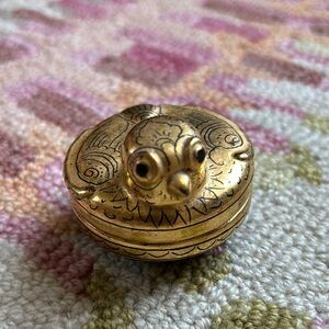 Vintage Indonesian or Burmese/Myanmarese Lacquer Gold+black bird trinket box EUC